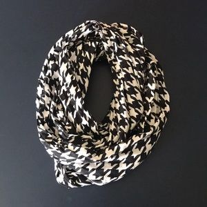 Lightweight houndstooth infinity scarf